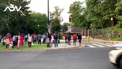 Texas envía autobuses llenos de migrantes a la residencia de Kamala Harris