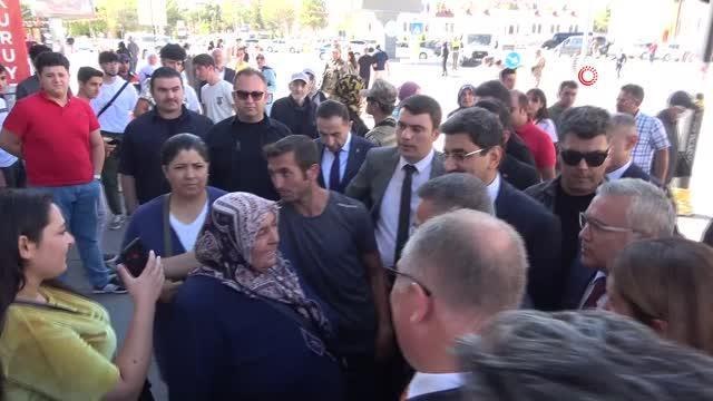 Cumhurbaşkanı Vekili Fuat Oktay, Zabaha kadar Ahmet'in tüm simitlerini satın aldı