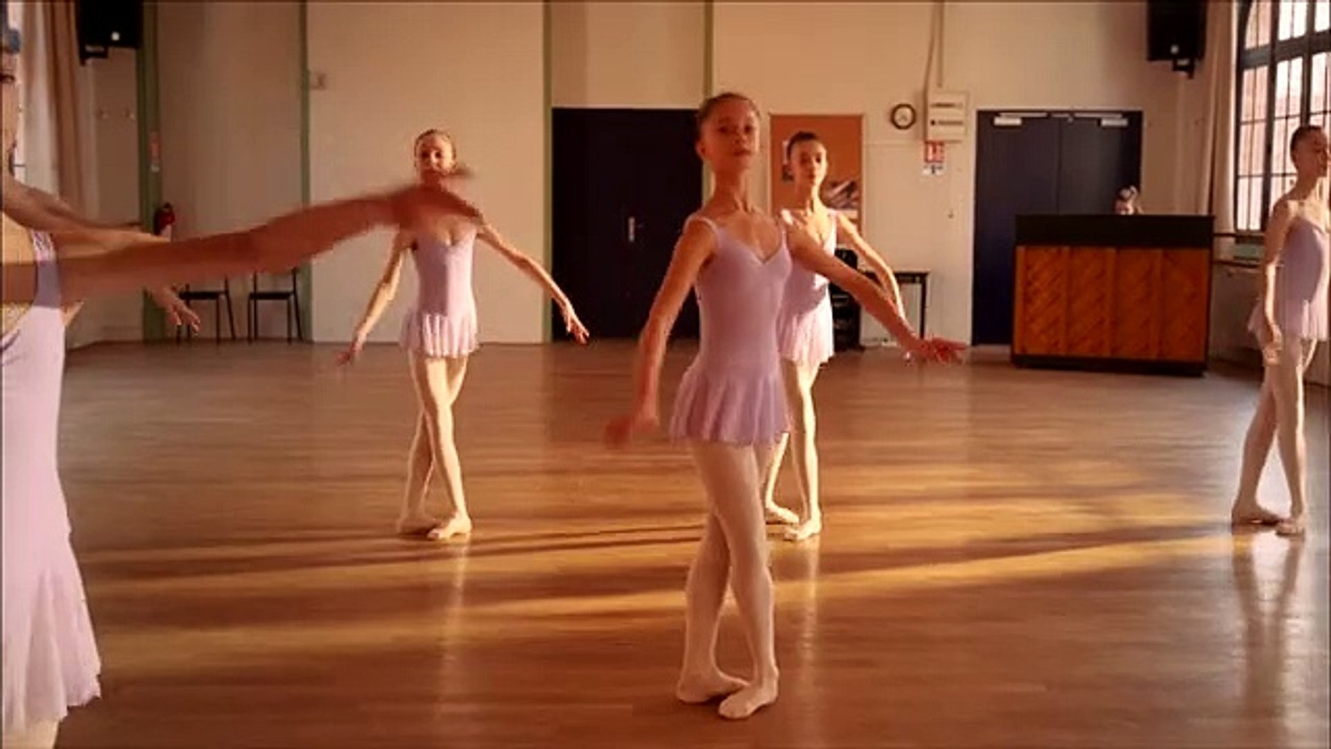 Cinema, con Cédric Klapisch e la prima ballerina Marion Barbeau 'La vita è  una danza' - video Dailymotion