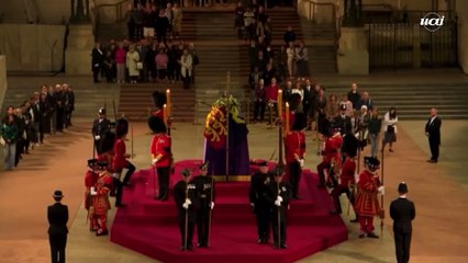 Guarda cai perto do caixão de Elizabeth II