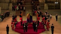 Guarda cai perto do caixão de Elizabeth II