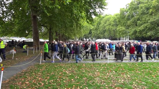 Londres se vuelca con Isabel II y la cola para ver el féretro llega a los 7 km