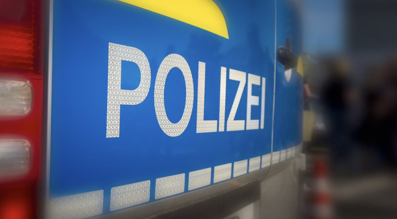 Radfahrer knockt rassistin mit kinnhaken aus