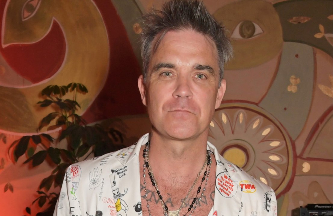 Robbie Williams scherzt über 'peinlichen' Auftritt als Ibiza-DJ