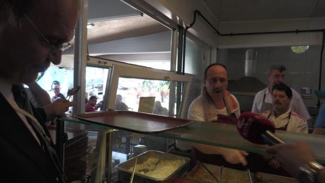 Tekirdağ haberleri! Faik Öztrak'ın Tekirdağ'da Ziyaret Ettiği Dönerci: Geçen Yıl 70-80 Kilo Et Takıyordum, Bu Sene 25-30 Kilo