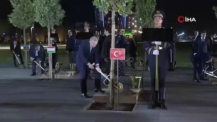 Başkan Erdoğan Semerkant'ta ağaç dikti