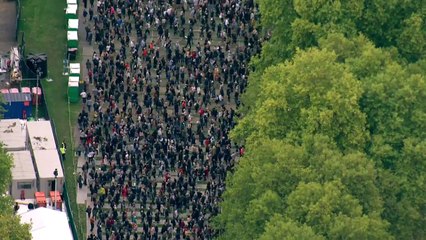 Queue for Queen stretches over 4 miles through London