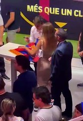 Una muchacha usa un papelito para ligar con Gavi / NACHO JIMÉNEZ