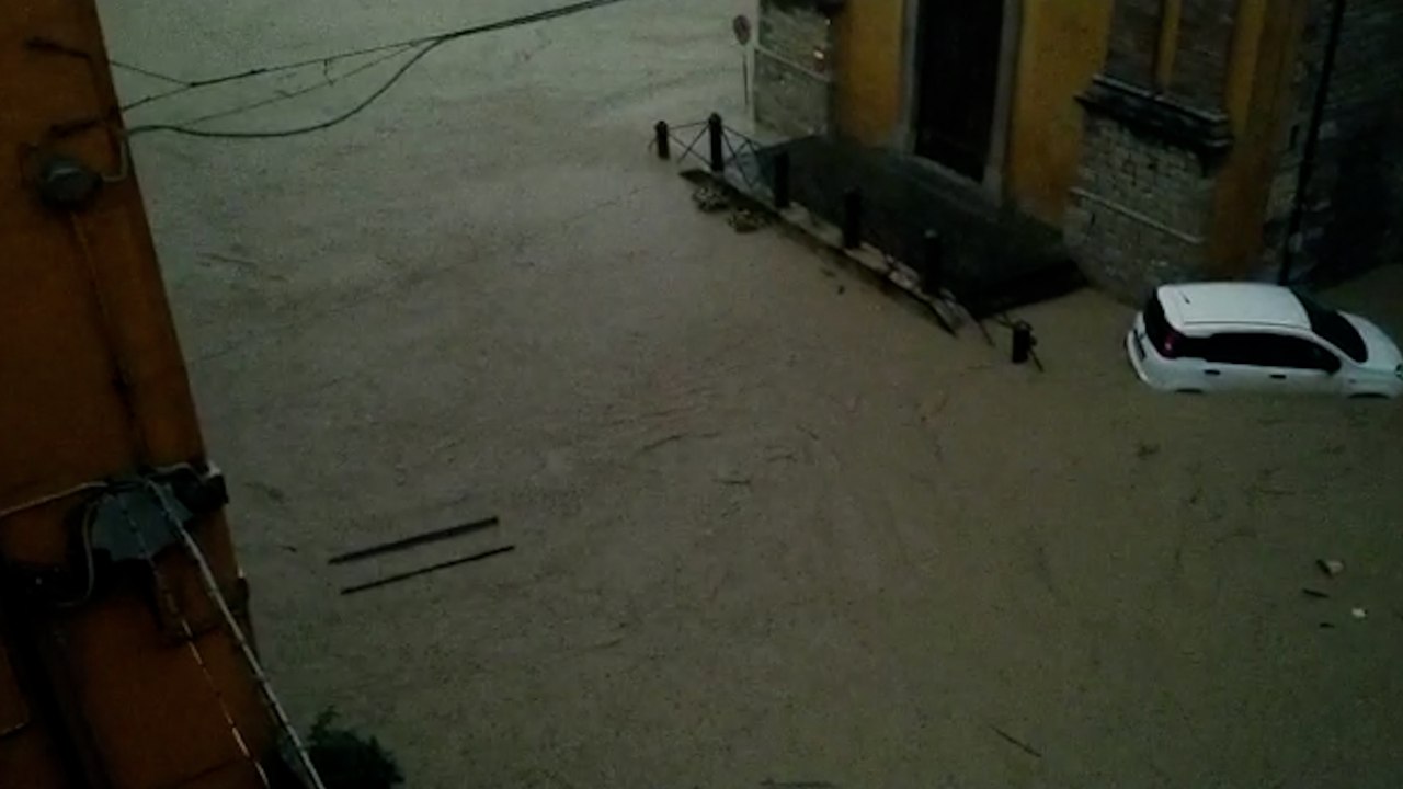 Allagamenti a Cantiano, le strade come fiumi