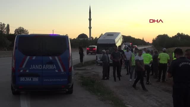 Son dakika haberleri... TOKAT'TA ÖĞRENCİ SERVİSİ İLE HAFİF TİCARİ ARAÇ ÇARPIŞTI 13 YARALI