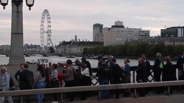 İngiltere'de halk Kraliçe 2. Elizabeth'in naaşını ziyaret ediyor