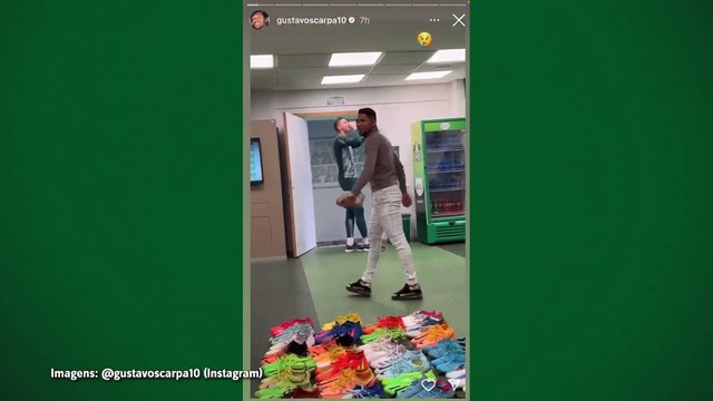 Rony tira onda de 'modelo' durante resenha com Scarpa e Menino no vestiário do Palmeiras