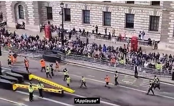 Moment crowd breaks into spontaneous applause for cleaners clearing central London streets before Queen's coffin procession