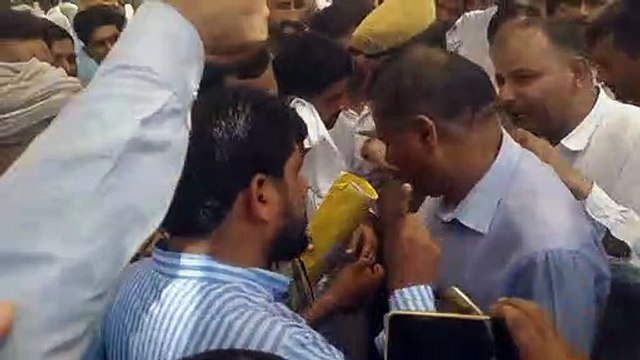 आक्रोशित ग्रामीणों ने लगाया चक्का जाम