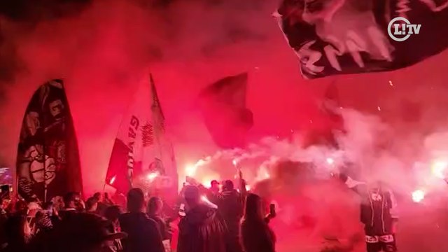Torcida do Corinthians faz impressionante festa no entorno da Neo Química Arena