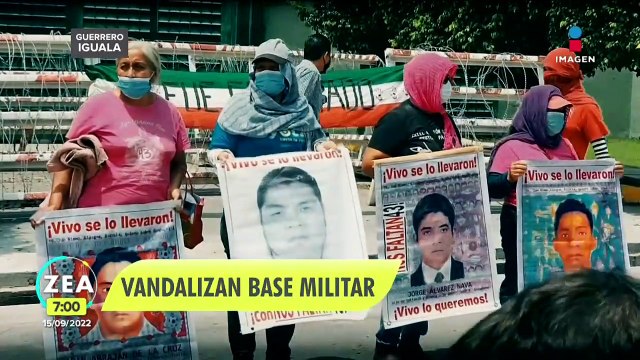 Normalistas de Ayotzinapa vandalizan base militar en Iguala