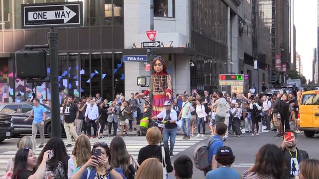 Amal, la marioneta gigante que llega a Nueva York para concienciar sobre la inmigración