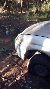 Ce remorquage finit très mal pour la voiture