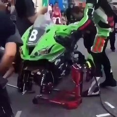 Une brouette passe au stand... aussi efficace qu'en moto GP