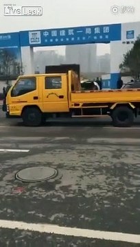 Cet ouvrier se débarrasse de voitures gênantes devant un chantier