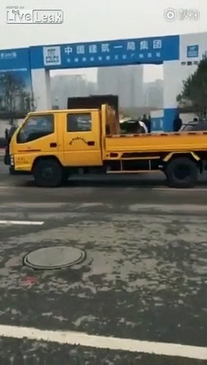 Cet ouvrier se débarrasse de voitures gênantes devant un chantier