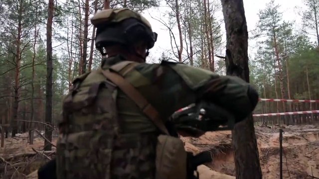 مساعدات عسكرية أميركية جديدة لأوكرانيا وكييف تزعم العثور على مقبرة جماعية