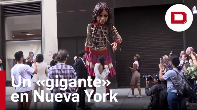 Amal, la marioneta gigante que pasea por Nueva York