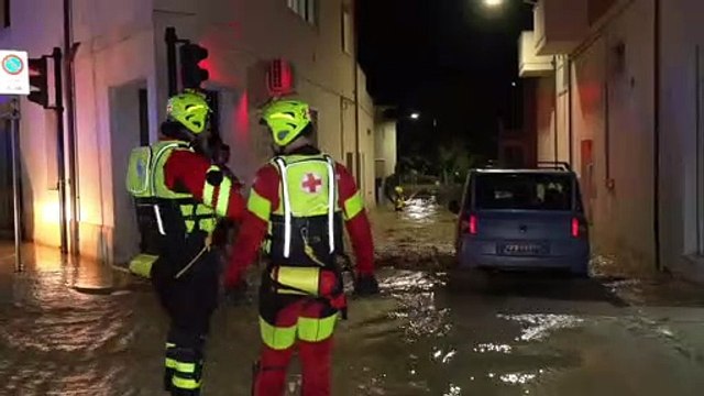 Alluvione a Senigallia, il salvataggio di persone bloccate