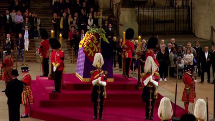 Duh! Penjaga Peti Mati Ratu Elizabeth II Tumbang