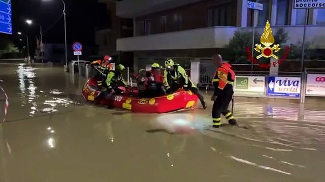 Nubifragio nelle Marche, mezzi trascinati dall'acqua - Video