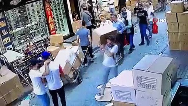 Beyazıt’ta tantanacılık yöntemiyle hırsızlık kamerada