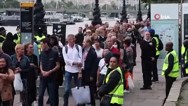 Kraliçe II. Elizabeth'e veda etmek isteyenler 11 saatlik kuyruk oluşturdu
