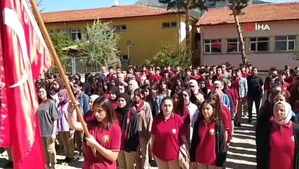 56 yıldır süren gelenek: Bu okulda başarılı öğrenciler parayla ödüllendiriliyor