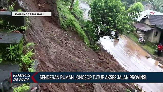 Senderan Rumah Longsor Tutup Akses Jalan Provinsi