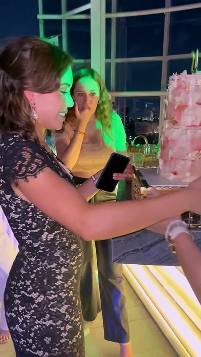 Fille posant avec un gâteau d'anniversaire le laisse tomber sur le visage puis le sol - Buzz Buddy