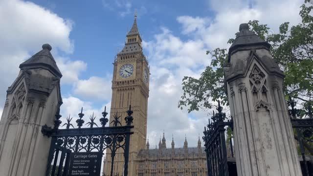 İngiltere Kraliçesi'nin naaşını görmek isteyenler kilometrelerce kuyruk oluşturdu