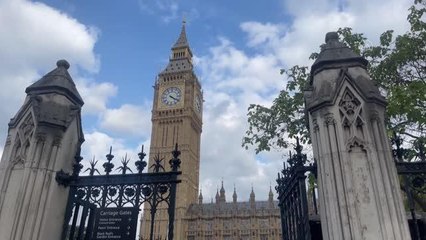 İngiltere Kraliçesi'nin naaşını görmek isteyenler kilometrelerce kuyruk oluşturdu