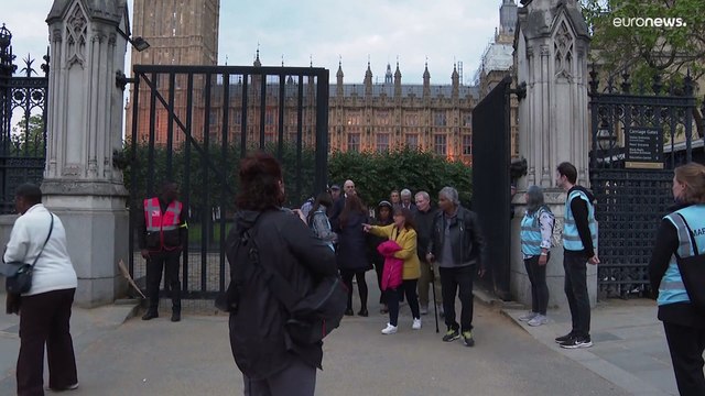 Longa espera para dizer adeus à rainha