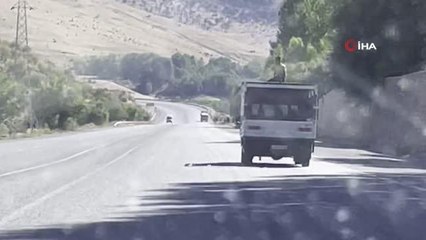 Kamyonet kasasında tehlikeli yolculuk kamerada