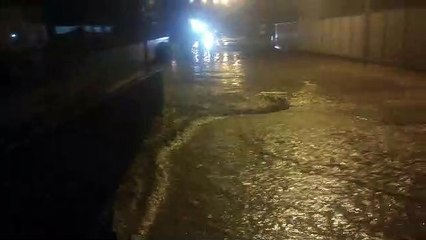 Maltempo Umbria, il torrente allaga la zona industriale di Pietralunga