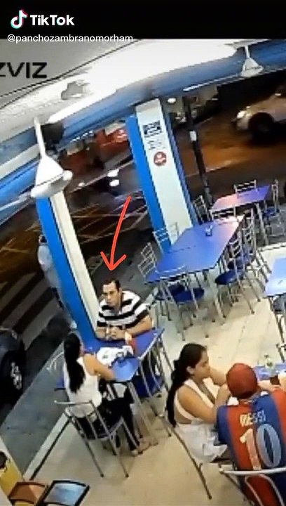 Un homme pas très courageux pendant le braquage d'un restaurant