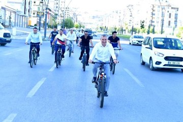 Başkan Çınar, mesaiye bisikletle geldi