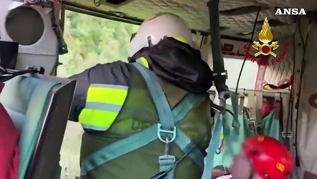 Maltempo, 7 persone soccorse con l'elicottero dai vigili del fuoco nel Pesarese