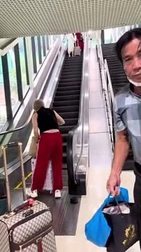 Tranh cãi mẹ chồng quốc dân để vali lên thang cuốn rồi đuổi theo