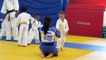 Priscilla Gneto à l'entraînement avec les petits judokas guadeloupéens