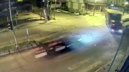 Kamyon ile otomobil çarpıştı: 1 ölü, 1 yaralı