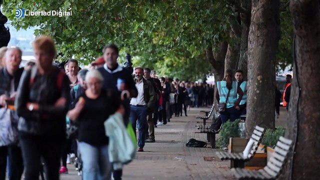 La cola para acceder a la capilla ardiente de Isabel II supera los 7 kilómetros