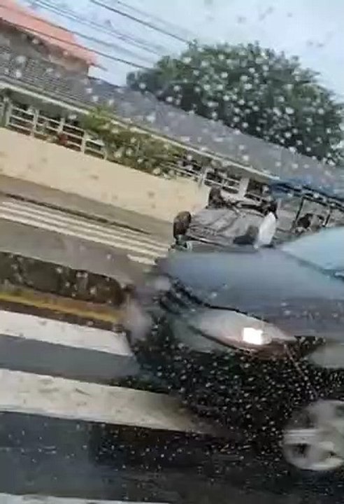 Carro capota na SC-405 em Florianópolis e deixa...
