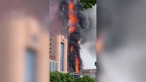 Un gratte-ciel ravagé par un violent incendie en Chine