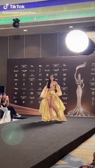 Nguyên Thảo catwalk